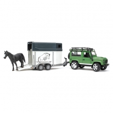 Внедорожник Land Rover Defender с прицепом-коневозкой и лошадью.